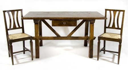 Lotto composto da tavolo rettangolare con cassetto e 5 sedie con seduta...