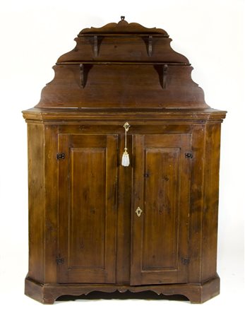 Credenza a 2 ante e piano apribile. cm. 118x130x60.