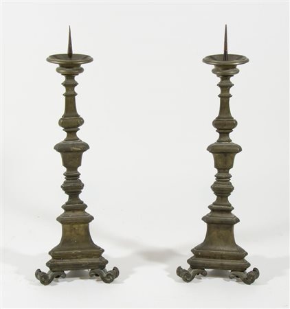 Paio di portaceri in bronzo lavorato. H. cm. 80.