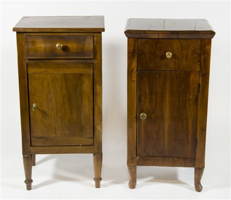 Lotto di 2 comodini con anta e cassetto.