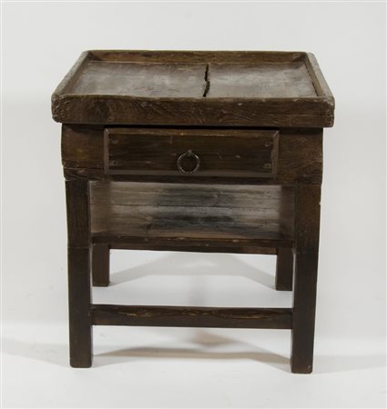 Tavolo da ciabattino in legno con cassetto centrale.