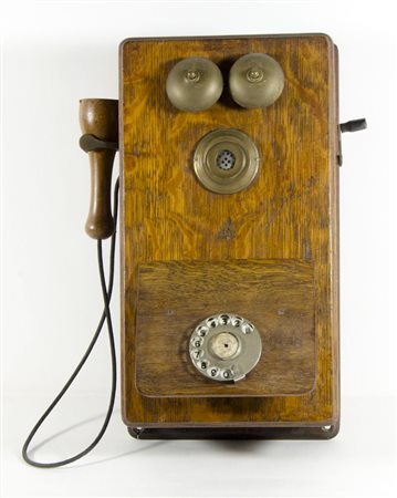 Vecchio telefono da parete in legno.