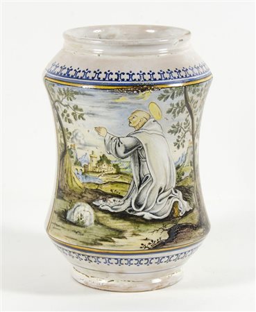 Albarello in maiolica decorato a policromia raffigurante Santo in preghiera....