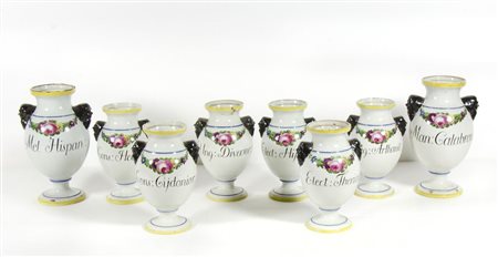 Serie di 8 vasi da farmacioa decorati a festoni floreali, scritte e manici a...