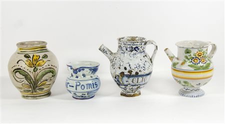 Lotto composto da 2 versatoi, caraffa e vaso in maiolica decorati. XVIII/XIX...