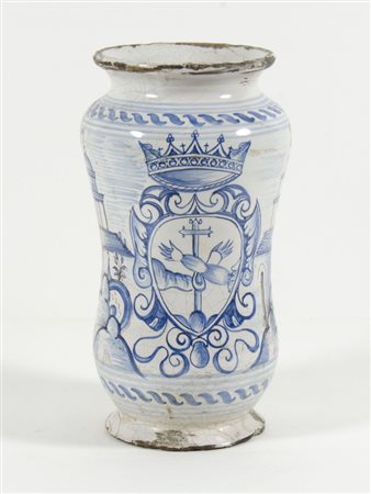 Albarello in maiolica decorato in blu con stemma e paesaggio. Laterza, XVIII...