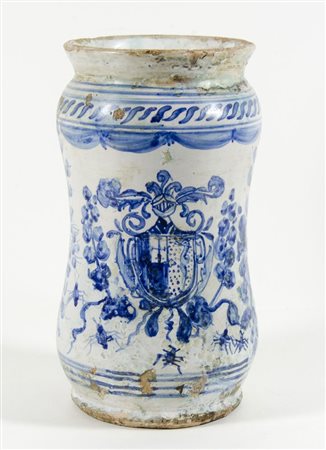 Albarello in maiolica decorato in blu con stemma nobiliare e motivi floreali....
