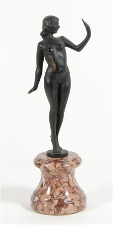 Scultura in bronzo a patina scura raffigurante donna allo specchio, base in...