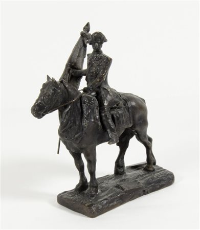 Scultura in bronzo a patina scura raffigurante Napoleone a cavallo. H. cm. 19.