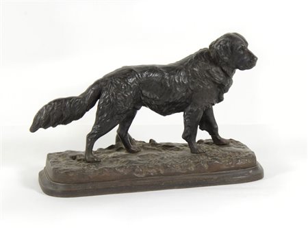 Scultura in bronzo a patina scura raffigurante cane. Lung cm. 29.