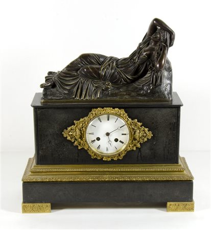 Orologio da tavolo in marmo nero con applicazioni in bronzo dorato, parte...