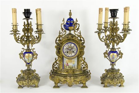 Trittico in porcellana policroma e bronzo dorato composto da orologio da...