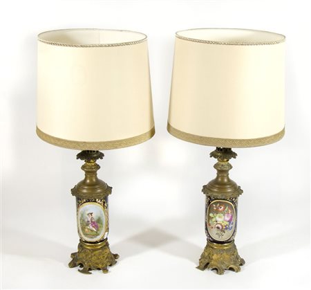Coppia di lampade in porcellana policroma con decori di medaglioni decorati a...