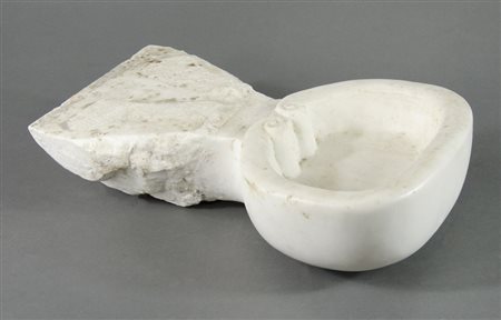 Acquasantiera in pietra. Lung. cm. 35.