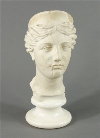 Scultura in pietra scolpitra raffigurante volto di donna, base in marmo. H....