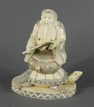 Scultura in osso lavorato e inciso raffigurante personaggio orientale. H. cm....
