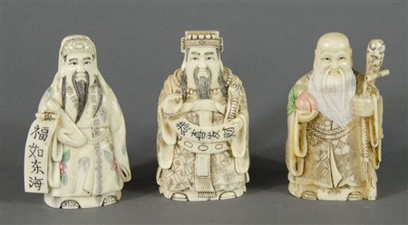 Lotto di 3 sculture in osso raffiguranti saggi. XX secolo.