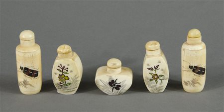 Lotto di 5 snuff bottle in osso incise e colorate con figure di animali. XX...