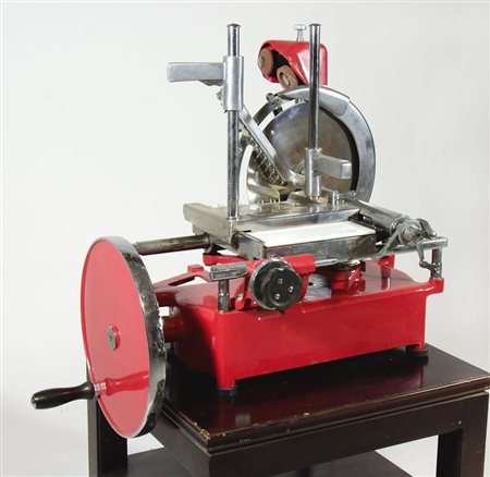 Vecchia affettatrice in ferro dipinto rosso.