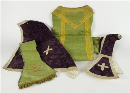 Lotto di vari paramenti sacri.