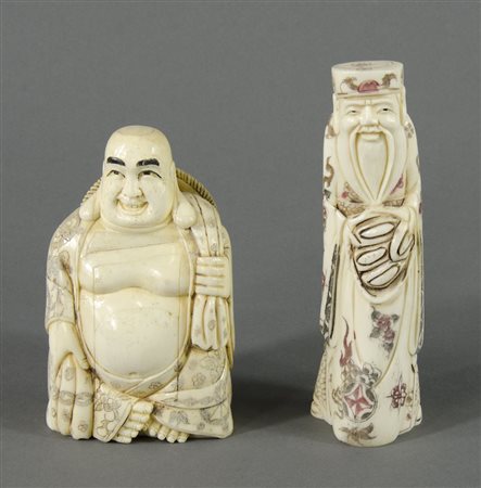 Lotto di 2 figure in osso inciso. XX secolo. H. cm. 15. (difetto).