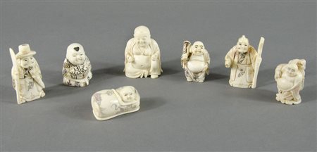 Lotto di 13 sculturine in osso raffiguranti personaggi. XX secolo.