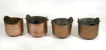 Lotto di 4 secchi portaacqua in rame, con manici.