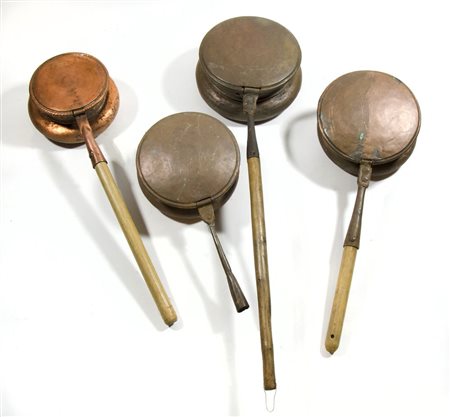 Lotto di 4 pentole in rame con manico in legno.