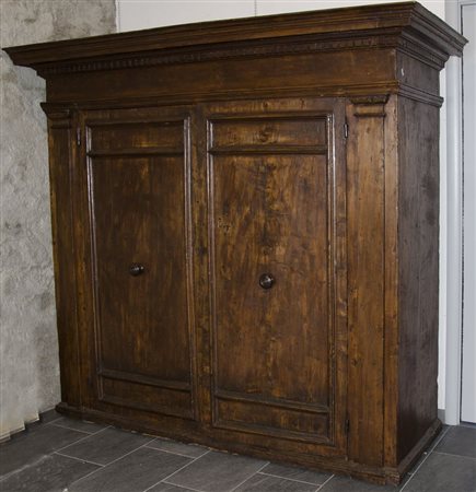 Grande armadio a 2 ante costruito da legni antichi. cm. 193x228x80.