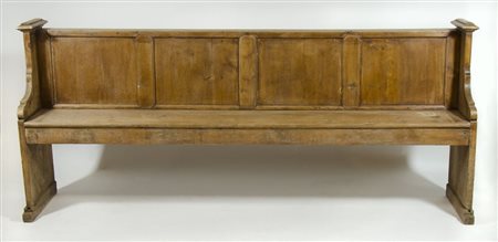 Lunga panca in legno con schienale. Lung. cm.210.