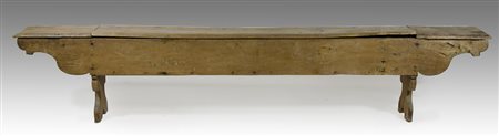 Lunga panca in legno con seduta/contenitore. Lung. cm. 282.