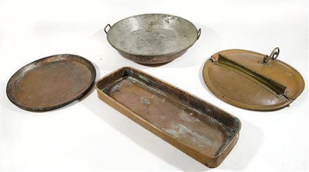 Lotto di vari oggetti in rame tra cui contenitori e coperchio di pozzo. Una...