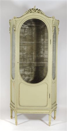 Cristalliera in legno laccato con anta e fianchi a vetri. cm. 206x90x36.