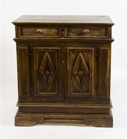 Piccolo mobiletto a 2 ante e 2 cassetti. cm. 90x82x50.