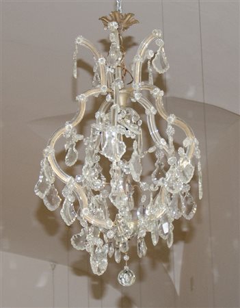 Lotto di 2 lampadari in cristallo con pendenti.