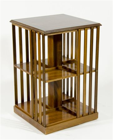 Libreria girevole da terra decorata con intarsi. XX secolo. cm. 66x43x43.