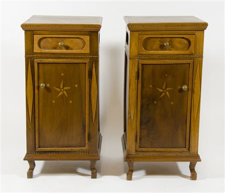 Coppia di comodini in legno con anta e cassetto.