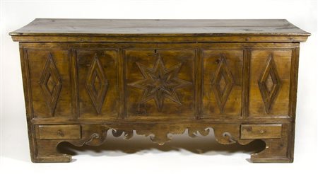 Grande cassapanca in legno con fronte scolpito. cm. 86x185x63.