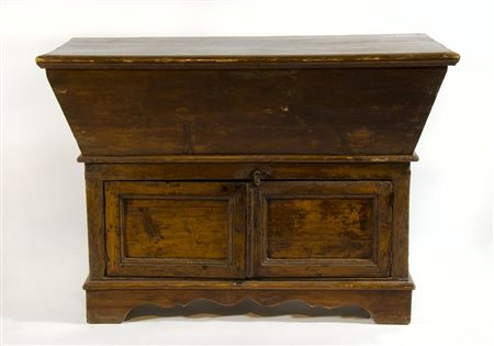 Madia friulana con 2 ante sul fronte. cm. 80x115x50.