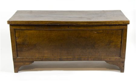 Piccola cassapanca in legno. cm. 60x125x48.