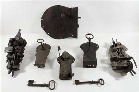 Lotto composto da varie serrature antiche e chiavi.