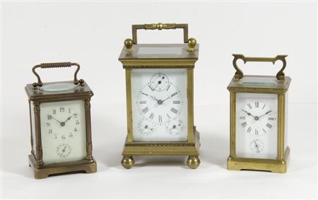 Lotto di 3 orologi "cappuccine" da tavolo in bronzo e vetro. H. max cm. 17.