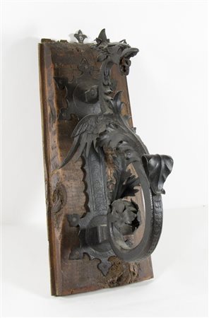 Grande battacchio in ferro lavorato a forma di drago.