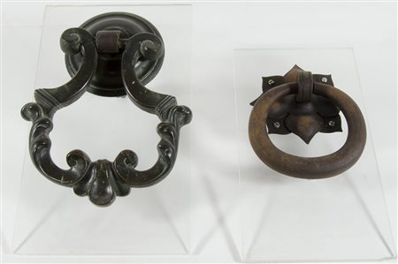 Lotto di 2 battacchi in bronzo.