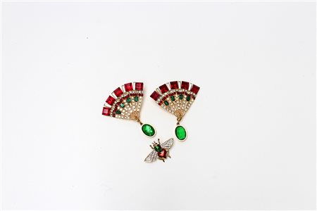 VALENTINO e anonimoLotto composto da orecchini pendenti e spilla a guisa di...