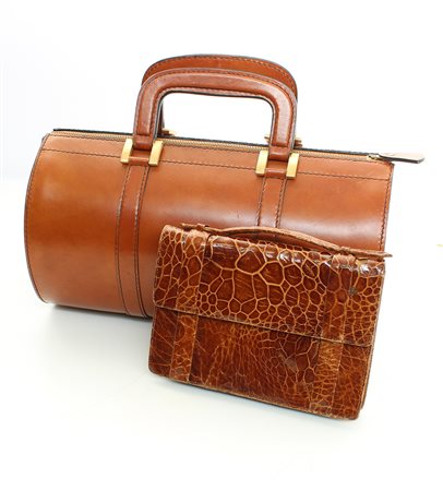 Lotto composto da doctor-bag in pelle color cuoio (cm 34) e borsellino con...