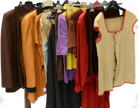 VALENTINO Lotto composto da un tailleur con camicietta, un completo top e...