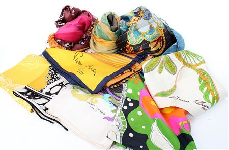 JEAN PATOU, PIERRE CARDIN e anonimiLotto di nove foulards di tessuti, forme,...