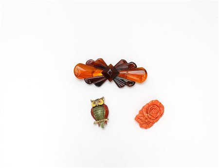 J.J. e anonimiLotto di tre spille di vari materiali, colori e soggetti...