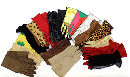 Lotto di 32 paia di guanti di varie lunghezze, tessuti e colori (difetti e...